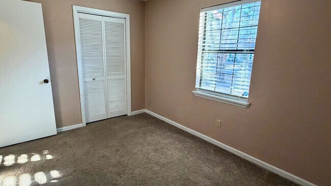 Building Photo - 2 Bedroom Home w/ Flex Room, fenced in yard - Close to base!!