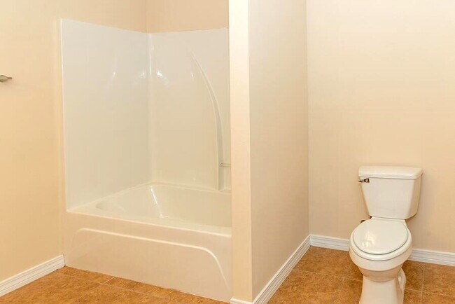 Building Photo - "Spacious 3-Bedroom Townhouse with 2.5 Baths in Prime Fort Walton Beach Location!"