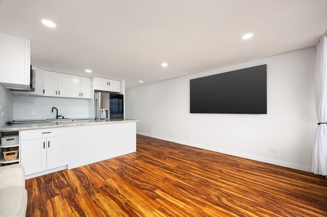 Building Photo - Luxury Waikiki Living with Panoramic Ocean & Sunset Views