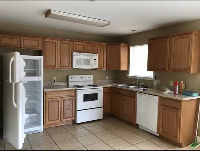 Building Photo - 6155 E Lamar St