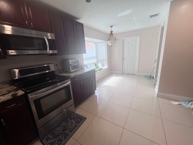 Building Photo - 3872 Cypress Lake Dr