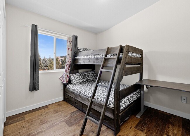 Building Photo - Great Location Woodland Park Townhome!