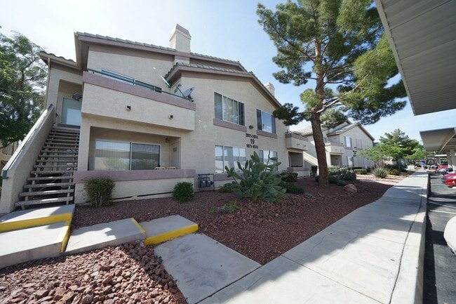 Building Photo - Beautiful 2 bed 2 bath upstairs unit in gated community.