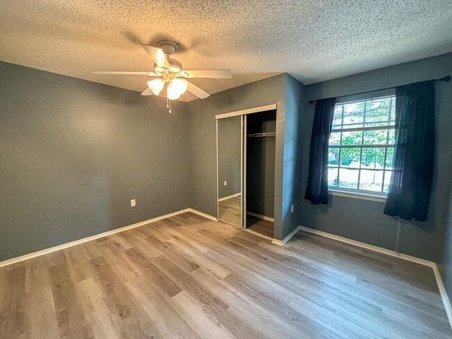 Building Photo - Windsor Park #523 - Pet Friendly!