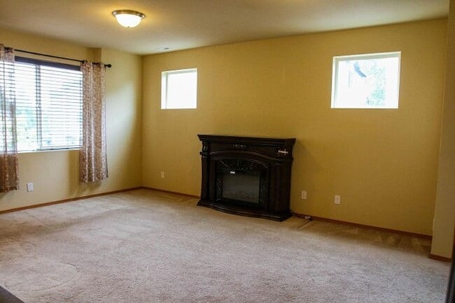 Building Photo - Spacious and Modern 4-Bedroom Home in Everett