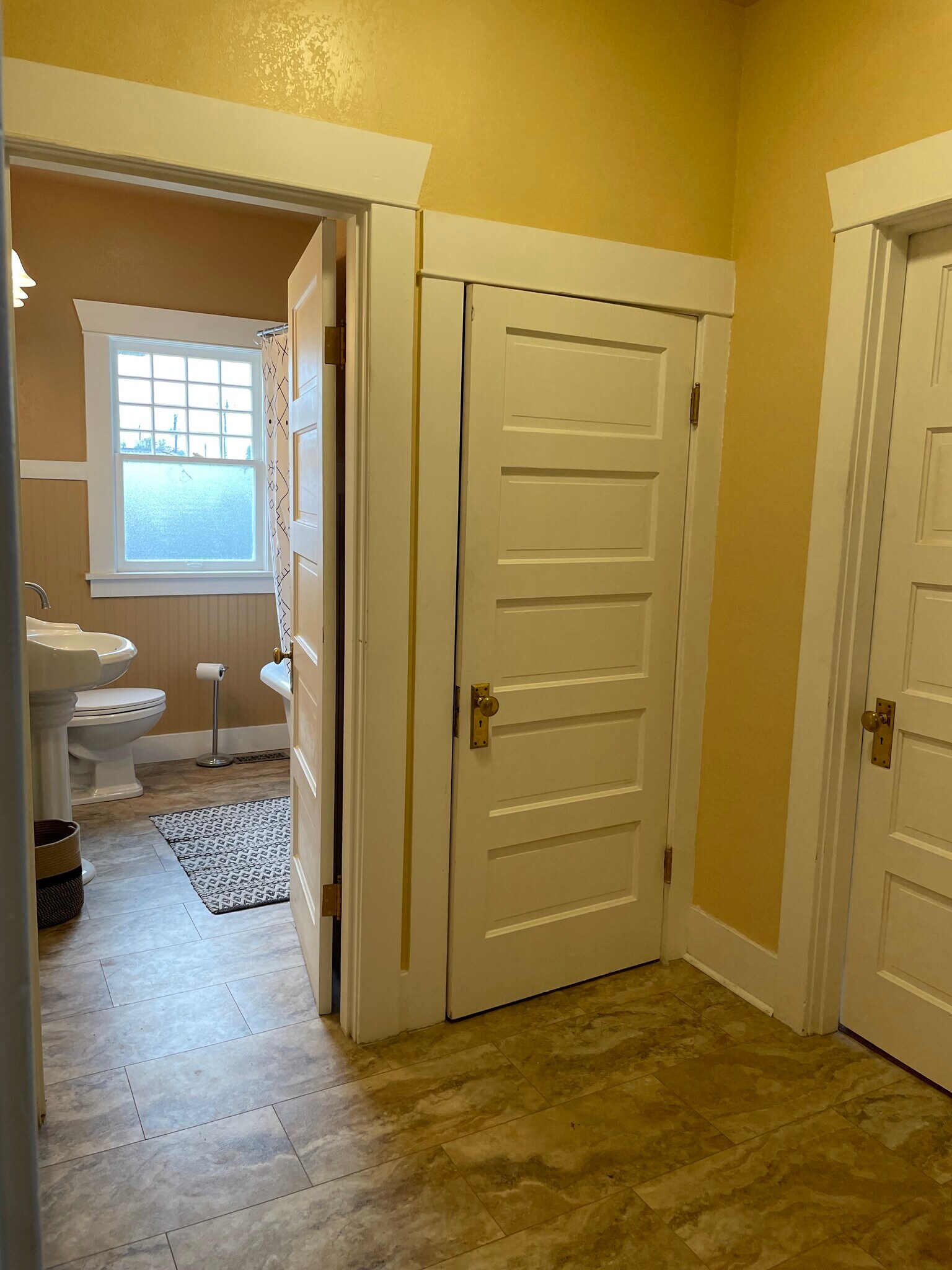 Building Photo - 237 Basin St SW