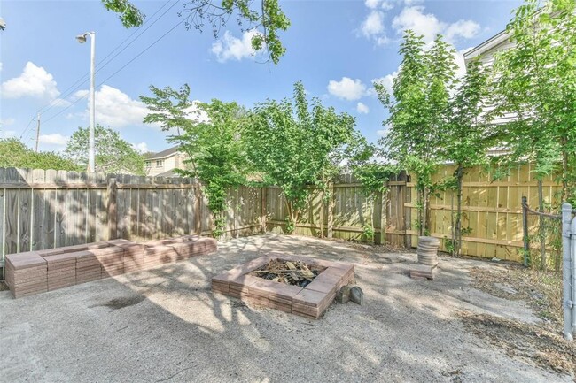 Building Photo - 7003 Huntbrook Dr