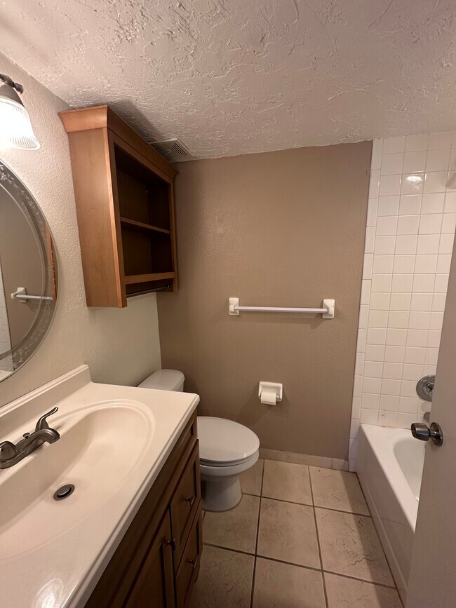 Building Photo - 409 Meadow Ln