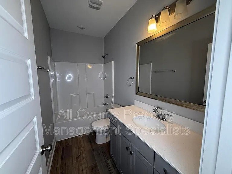 Building Photo - 333 Underhill Dr