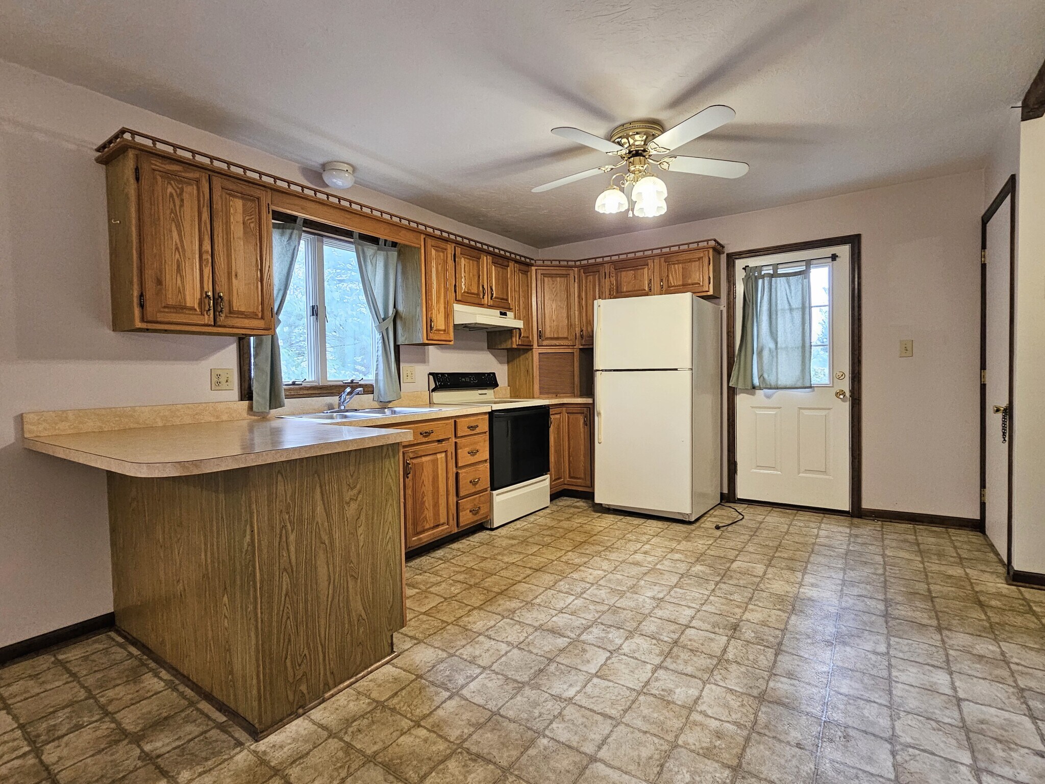 Building Photo - 474 N Maple St