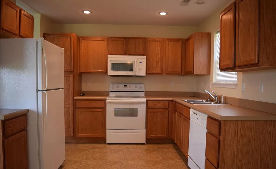 Kitchen - 24353 Tanglewood Rd