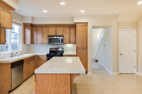 Building Photo - Great neighborhood - Open floorplan!