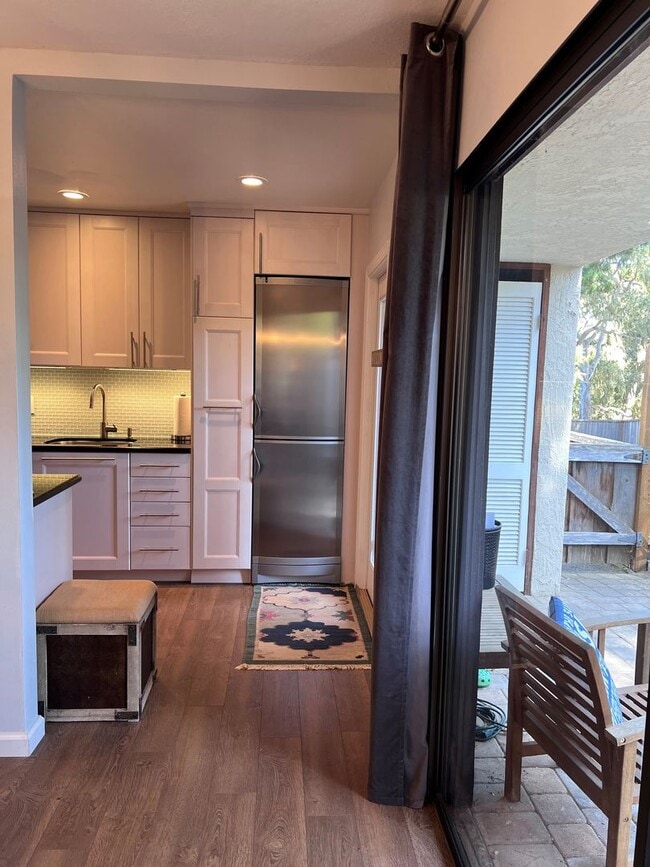Building Photo - Fully-furnished Sleek 2-bedroom, 2-bathroo...