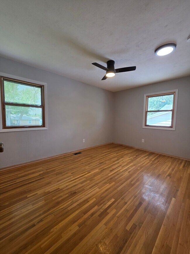 Building Photo - Spacious Three Bedroom in Millard!