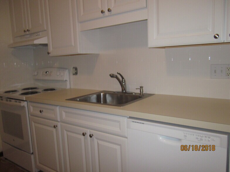 Building Photo - 46 Rustic St