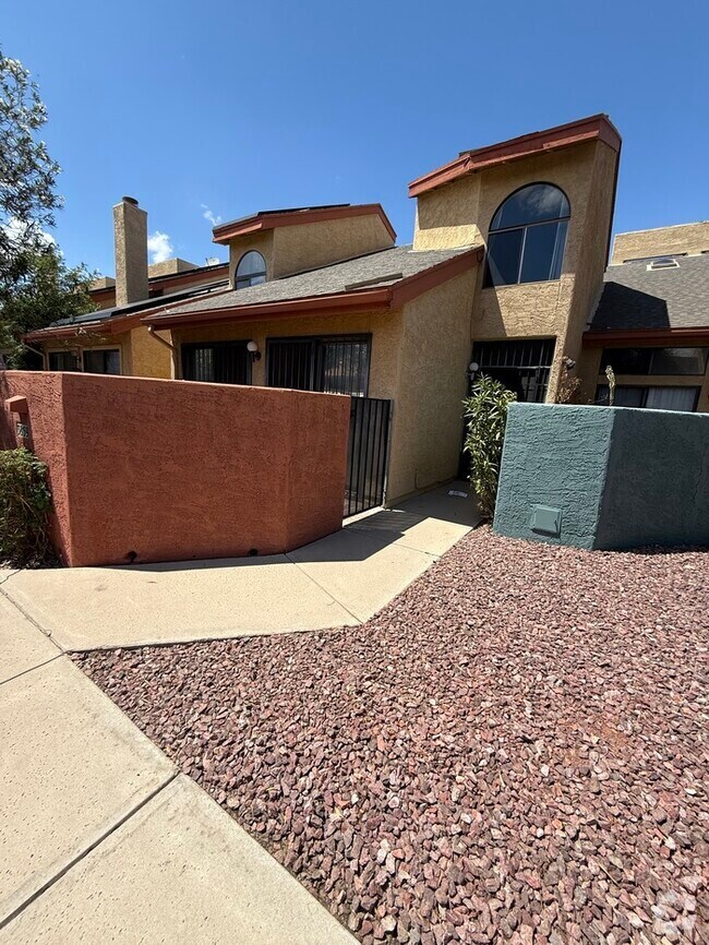 Building Photo - Town Home For Rent