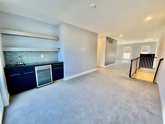 Building Photo - SIENA Place/PACKER PARK CORNER 4 Bedroom/2...