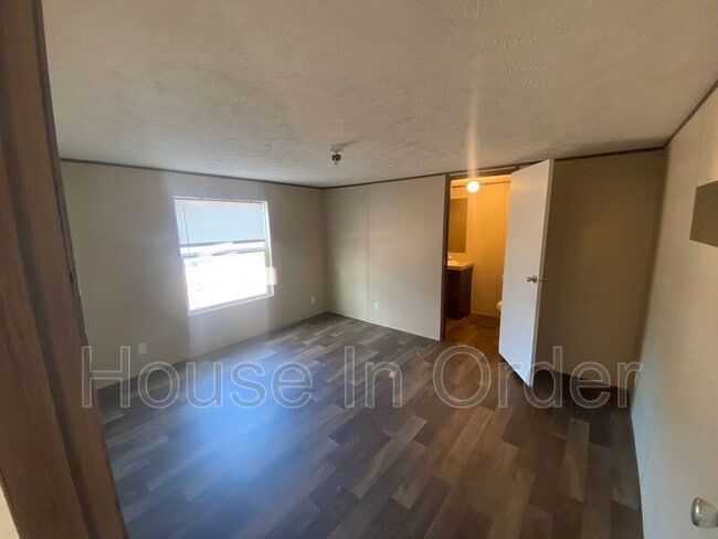 Building Photo - 124 Shamrock Park Dr