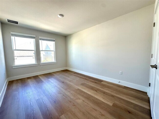 Building Photo - 15701 Ellinger Dr