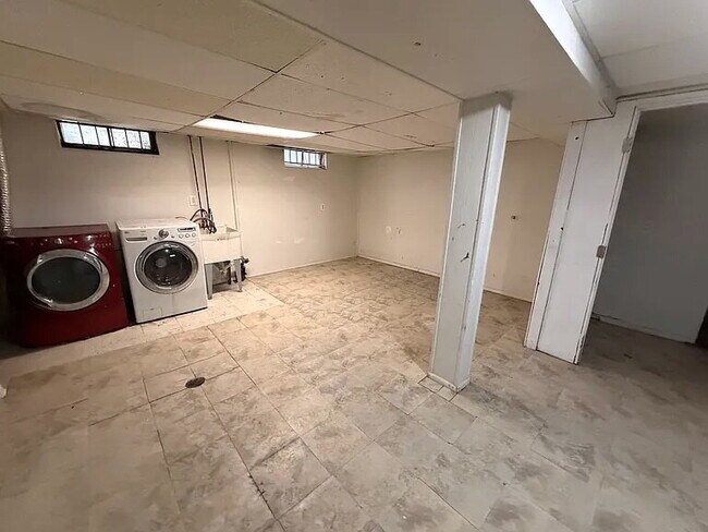 Building Photo - ELEGANT HOME