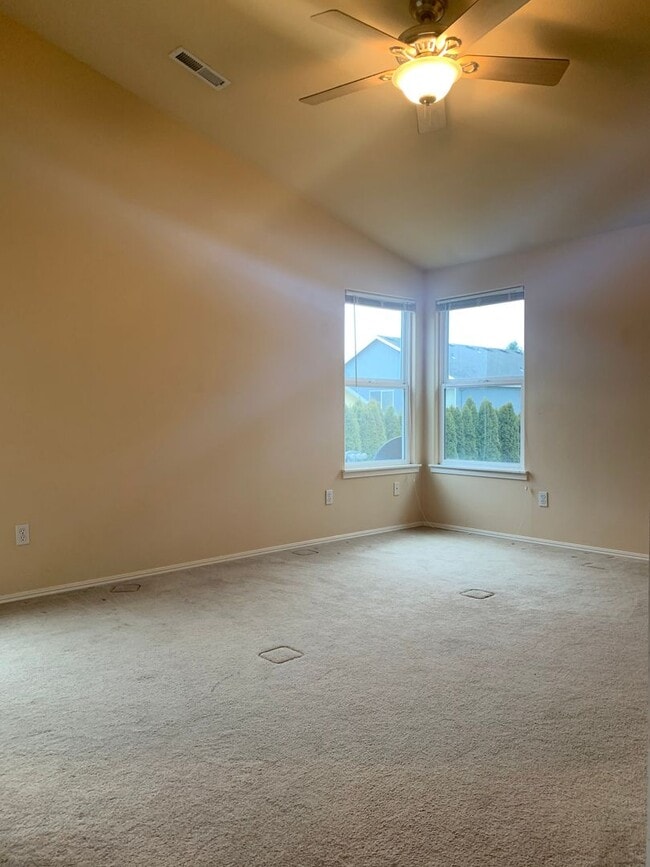 Building Photo - Great 3BD 2.5BA Fisher's Landing! Large Fe...