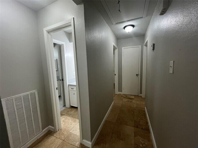 Building Photo - 2402 Fawnwood Ln