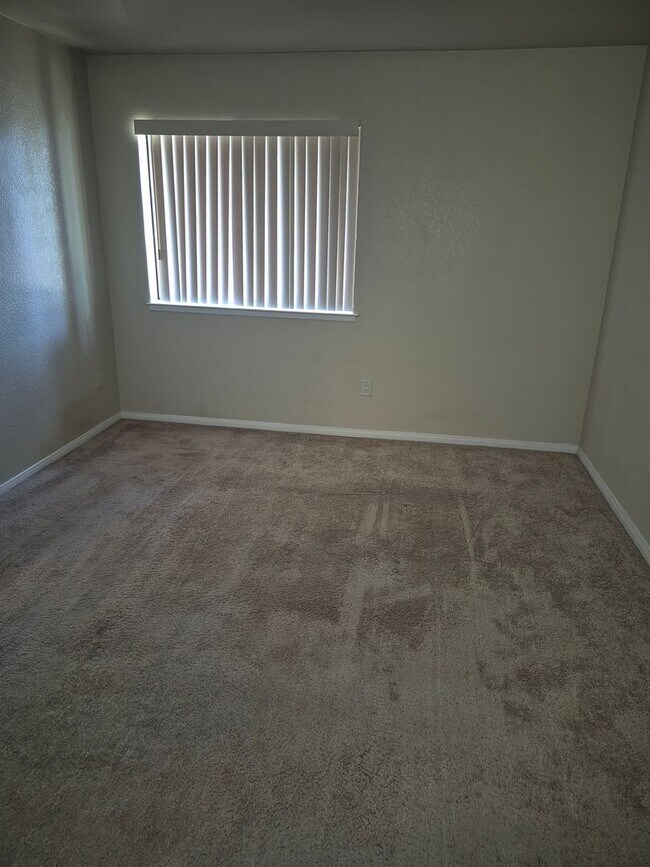 Building Photo - Two Bedroom Unit in HOA with Pool