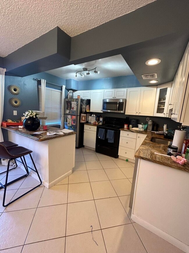 Building Photo - 818 Sandtree Dr