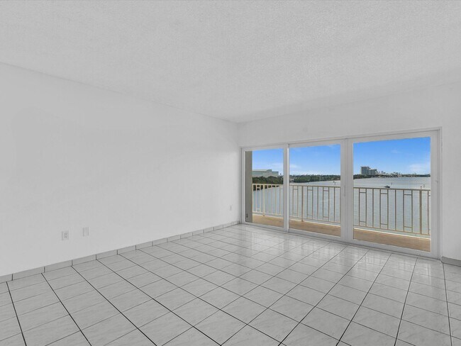 Building Photo - 500 Bayview Dr