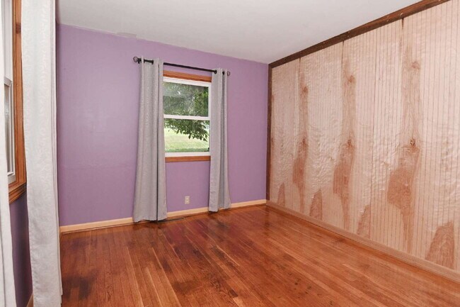 Building Photo - Charming 3-Bedroom Retreat with 2 Full Baths on South Meridian Street – 1516 Sq Ft of Comfort in ...