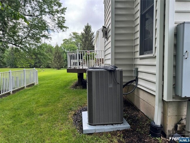 Building Photo - 61 Thistle Dr