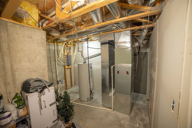 Building Photo - 5 Bedroom, 3 Bathroom house with completed...