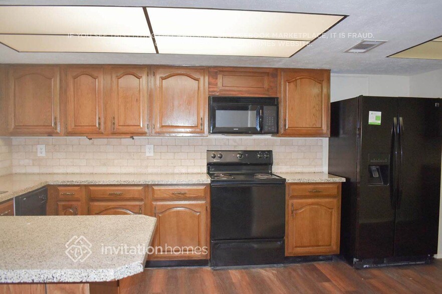 Building Photo - 828 Wood Glen