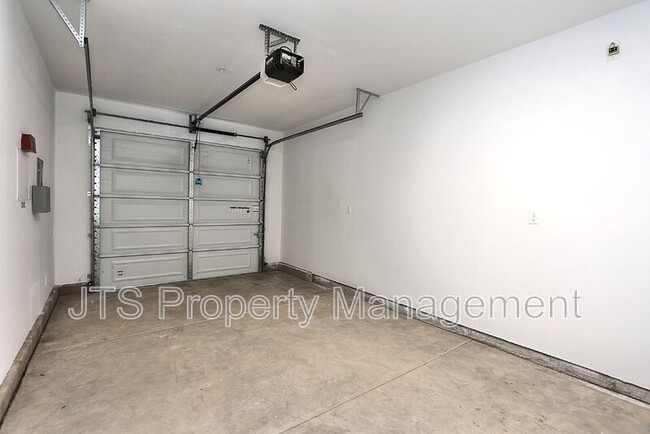 Building Photo - 5 Oak Manor Way