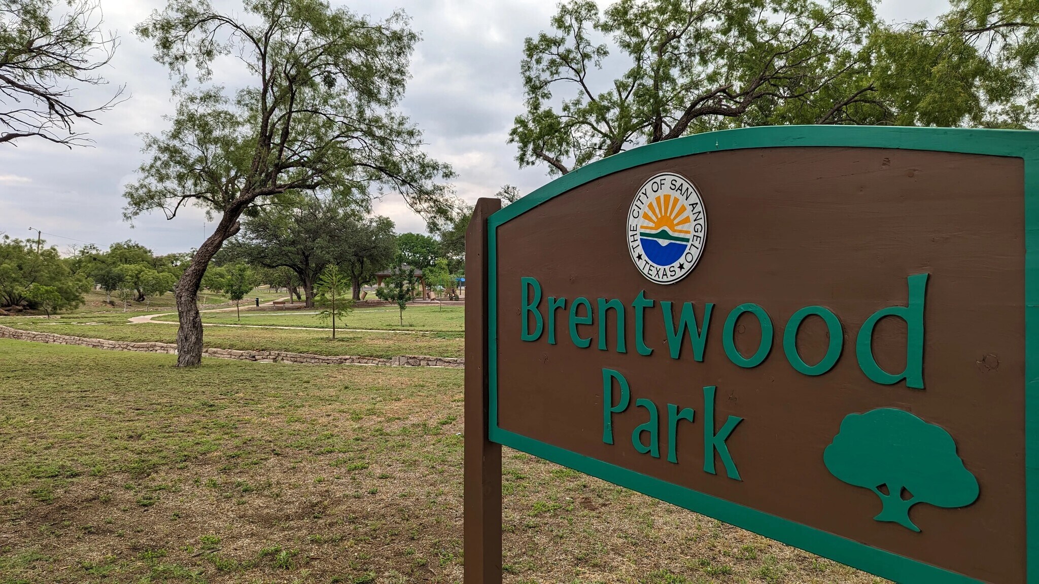 Building Photo - 2018 Woodlawn Dr