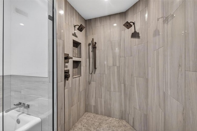 Building Photo - 922 N Shore Dr NE