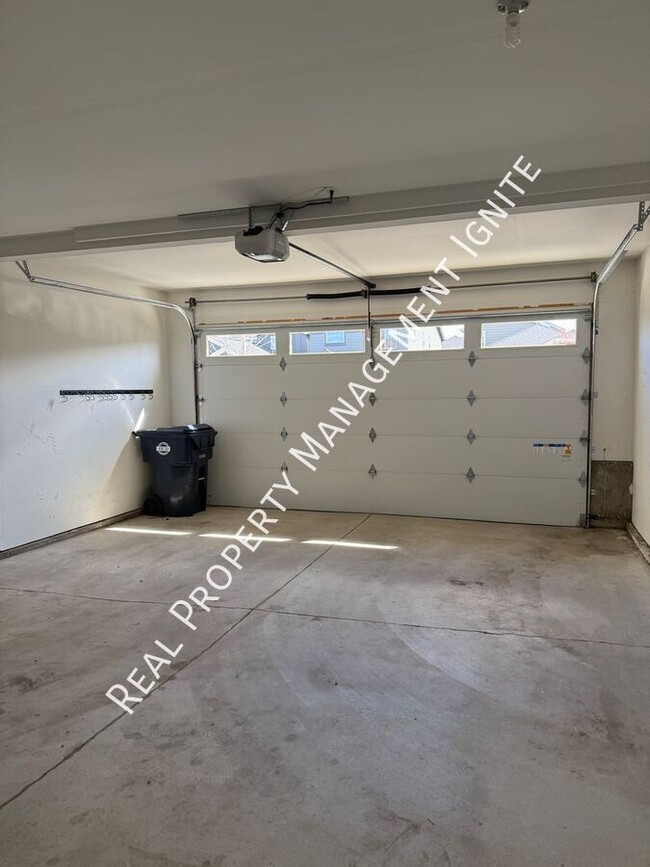 Building Photo - 3751 SW Coyote Ln