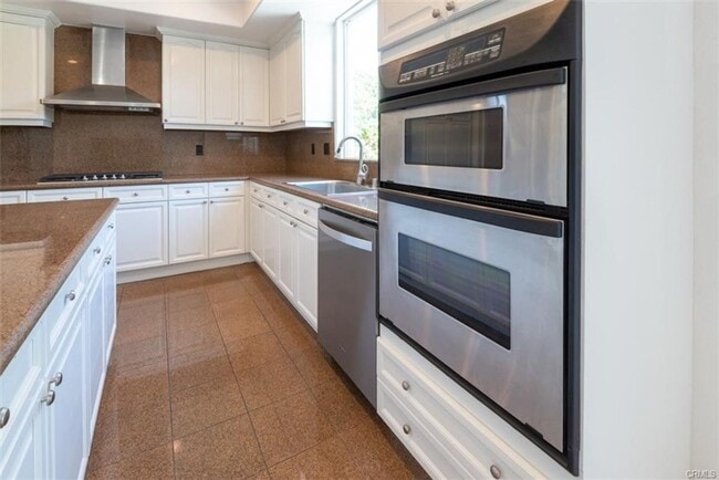 Building Photo - Executive Town Home in Central Torrance