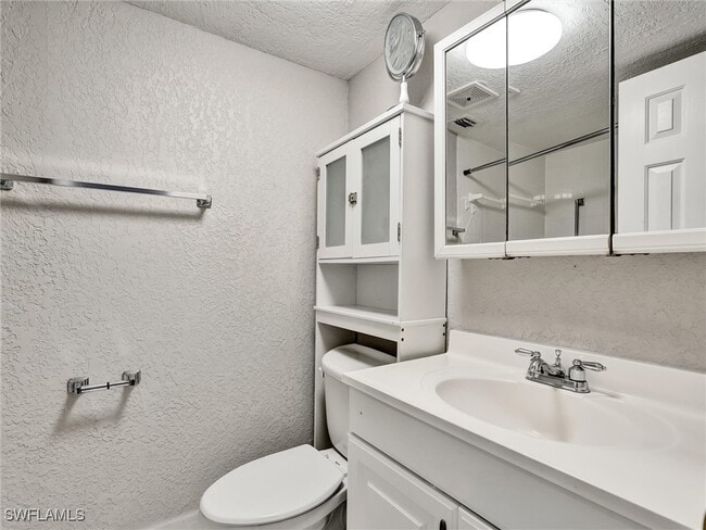 Building Photo - 4621 Bayshore Dr