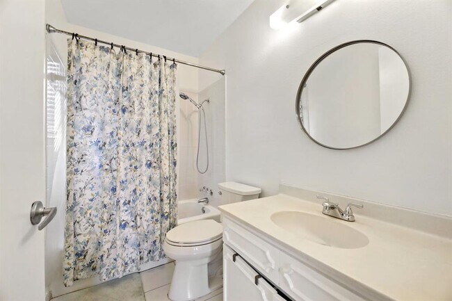 Building Photo - 2202 Towbridge Cir