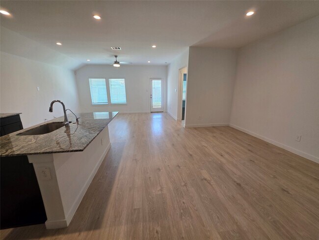 Building Photo - 4923 Edgewood Dr