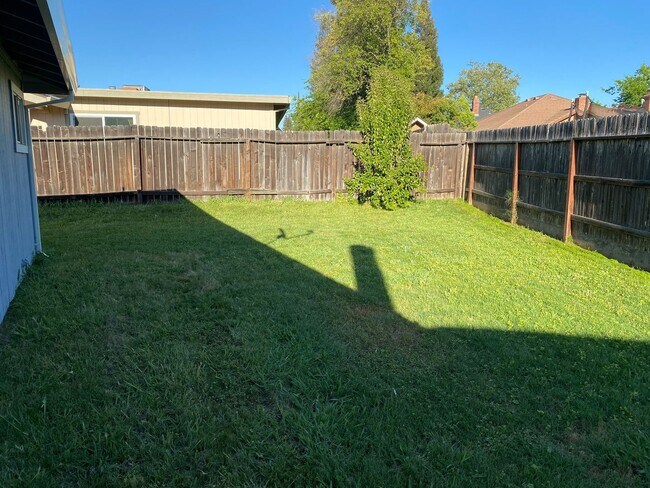 Building Photo - Spacious 2bd/2ba Fair Oaks Duplex with Garage