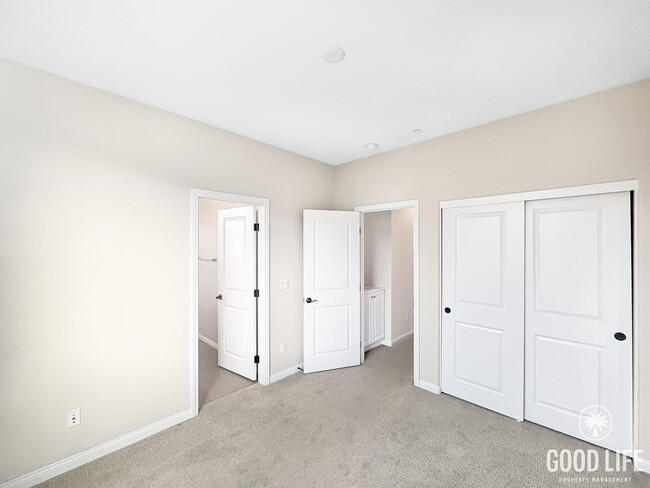 Building Photo - Beautiful 2B/2.5BA Townhouse. NEWER CONSTR...
