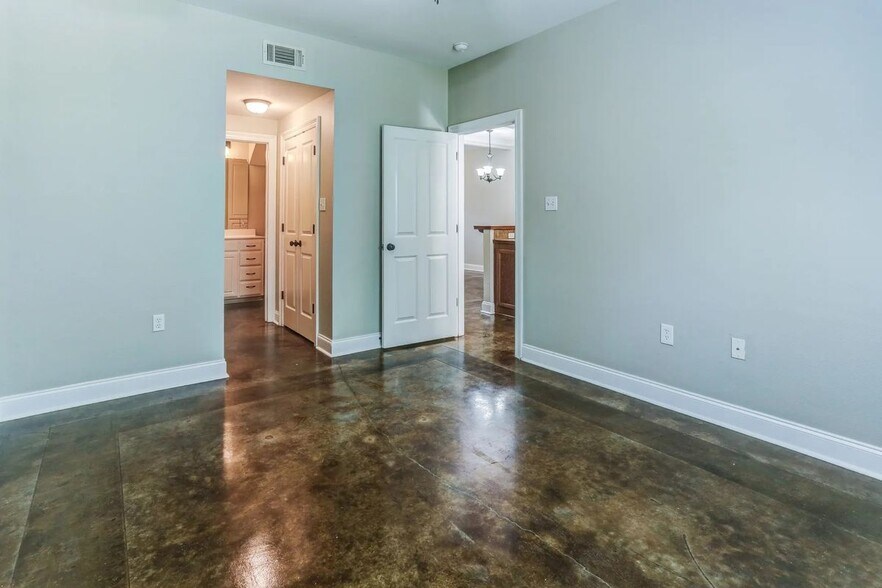 Building Photo - 12318 Village Maison Dr