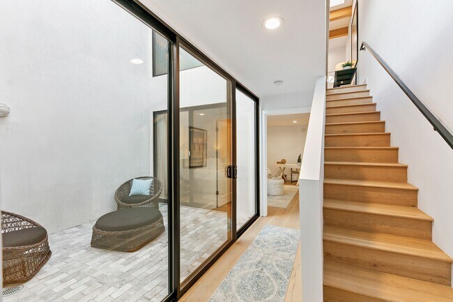 Building Photo - 6502 Dume Dr