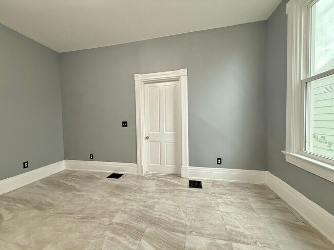 Building Photo - 447 Warner St