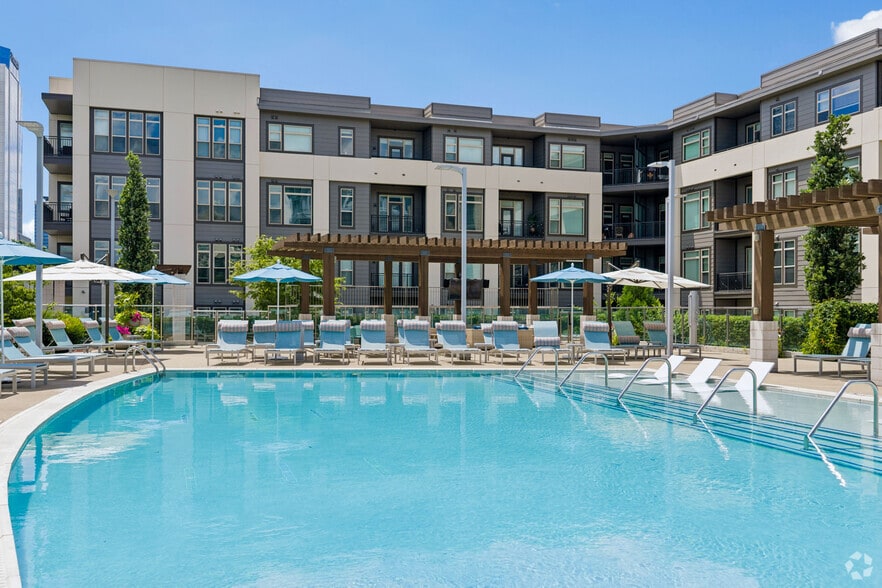 Zero-Entry Pool - Residences at Capitol View