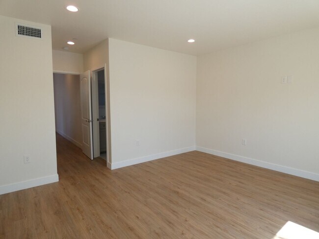 Building Photo - Modern Townhome Community in Prime Mid-City