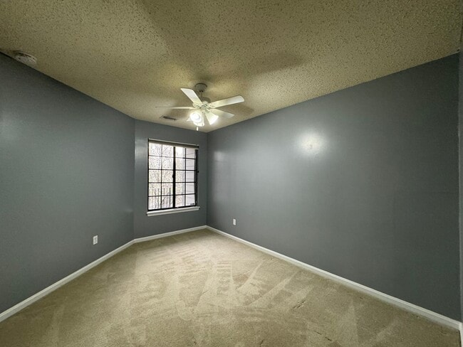 Building Photo - Sophisticated 2 Bed 2 Bath Condo with Loft...