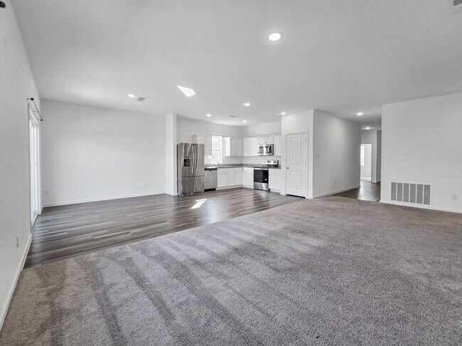 Building Photo - 3BR House • 2-Car Garage • In-Unit Washer/Dryer in Crowley